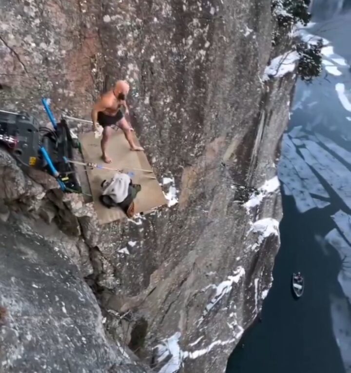 ken stornes bate el recor de salto de la muerte desde la pared de una montana noruega a una altura de 405 metros