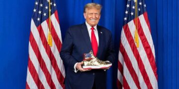 Donald Trump Se Pone A Vender Tenis Para Pagar Su Deuda De 372 Millones De Dolares