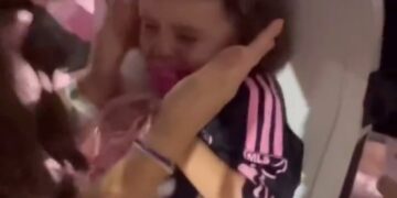 Messi Lanza Una Falta Y El Balon Golpea A Una Nina Pequena Te Dio Messi No Pasa Nada