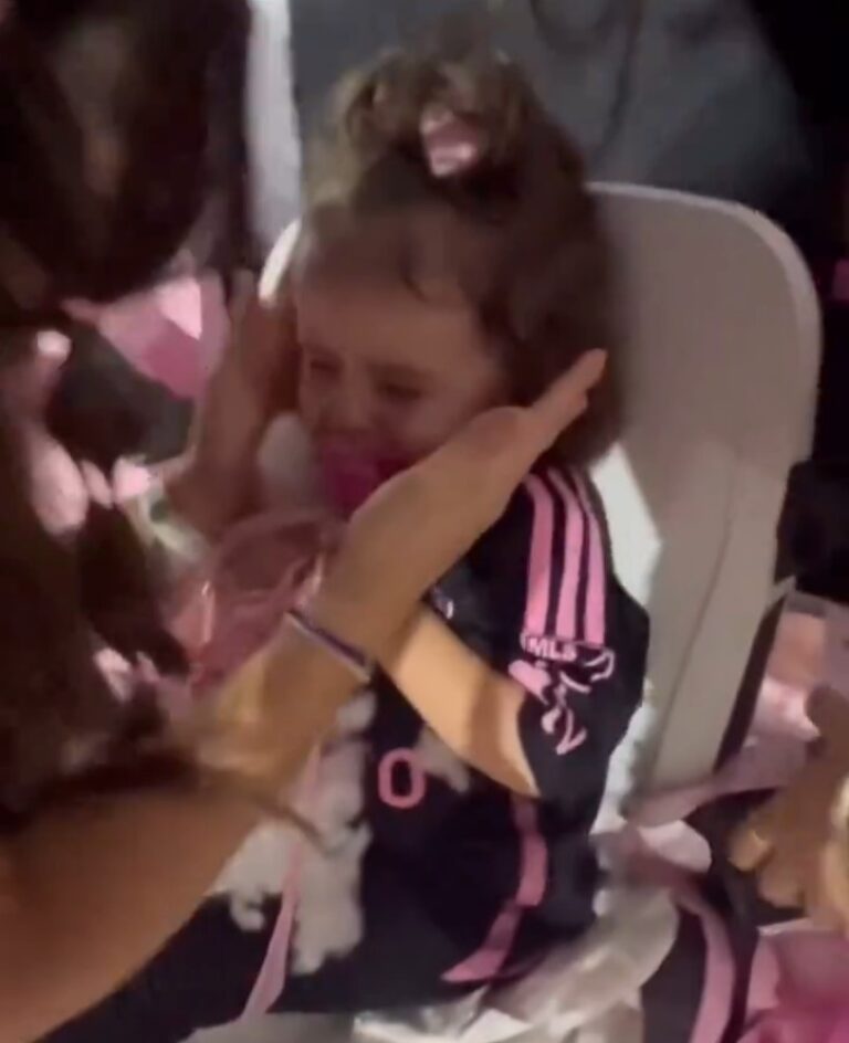 Messi lanza una falta y el balón golpea a una niña pequeña: “Te dio Messi, no pasa nada”. 1 Messi Lanza Una Falta Y El Balon Golpea A Una Nina Pequena Te Dio Messi No Pasa Nada