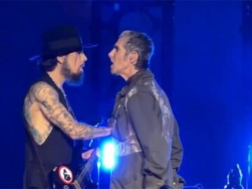 El Vocalista De Janes Addiction Perry Farrell Ataca A Dave Navarro En Mitad De Un Concierto