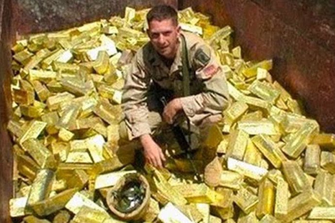 En 2003, las tropas estadounidenses confiscaron lingotes de oro por valor de 868,35 millones de dólares de un camión en Irak. 3 en 2003 las tropas estadounidenses confiscaron lingotes de oro por valor de 86835 millones de dolares de un camion en irak