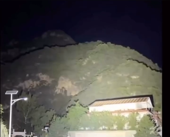 Hasta El Gallo Penso Que Era De Dia