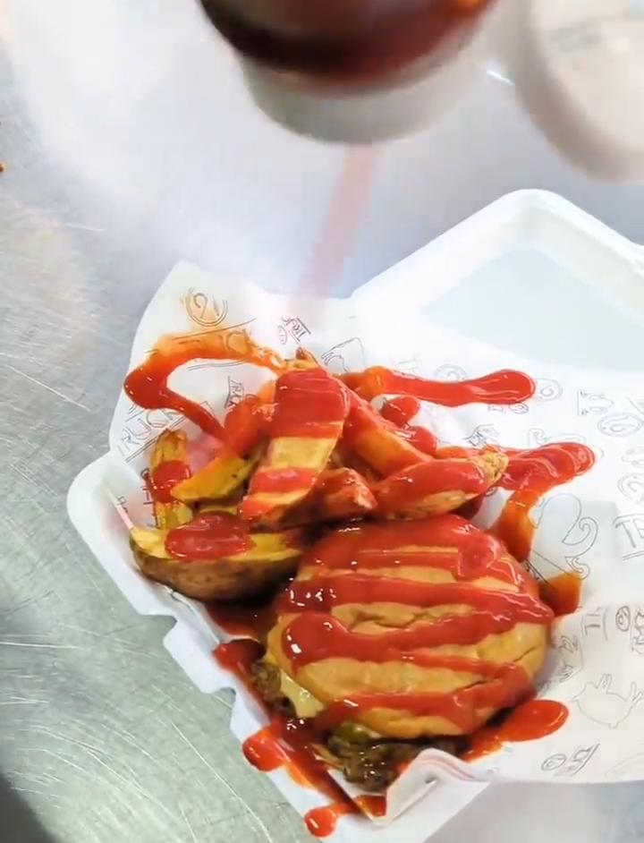 Mucho Ketchup Por Favor