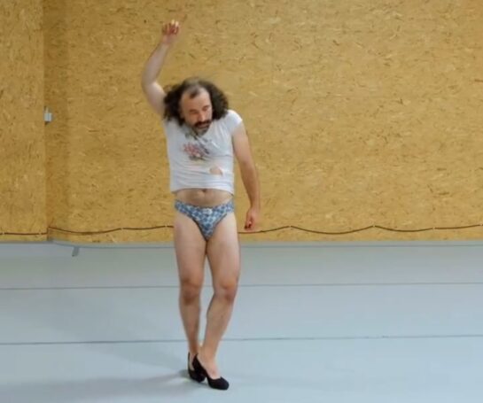 Performance de arte contemporáneo en Tictac Centre de Bruselas. 48 Performance De Arte Contemporaneo En Tictac Centre De Bruselas