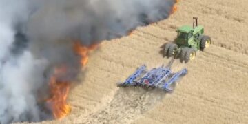 Un Granjero Eric Howard Intenta Salvar Un Campo De Un Incendio En El Condado De Weld Colorado