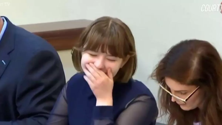 Una adolescente de 15 años acusada de asesinar a su madre se ríe en el juicio. 3 una adolescente de 15 anos acusada de asesinar a su madre se rie en el juicio