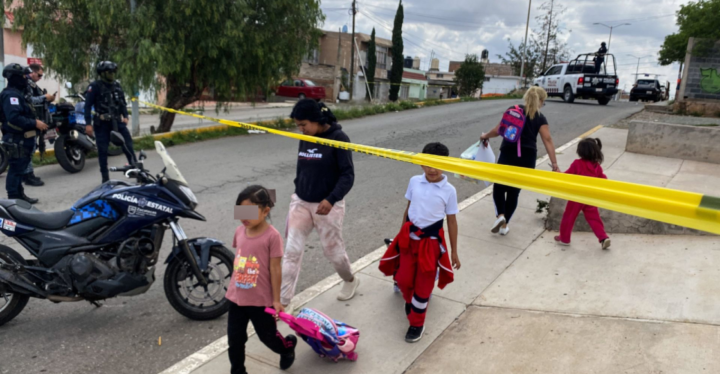 Mujer golpea a maestra de kínder en Sonora por enviarle solicitud de amistad en redes sociales a su esposo; es detenida. 5 Mujer golpea a maestra de kinder por enviarle solicitud en Facebook a su esposo2