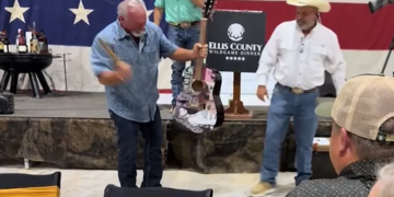 Hombre Compra Guitarra Autografiada De Taylor Swift Y La Destruye A Martillazos