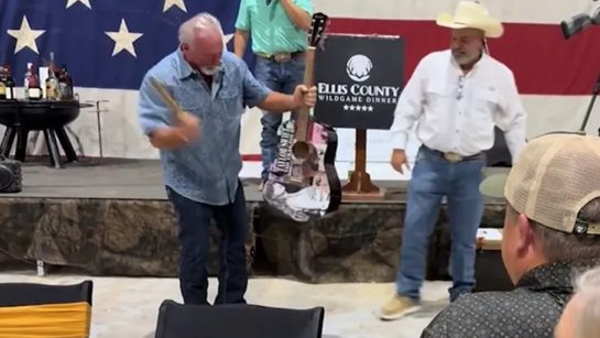 Hombre compra guitarra autografiada de Taylor Swift y la destruye a martillazos. 15 Hombre Compra Guitarra Autografiada De Taylor Swift Y La Destruye A Martillazos