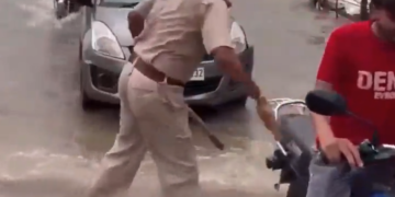 La Policia India No Se Anda Con Mamadas