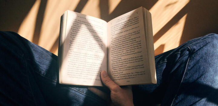 ¿el peor ladron del mundo entra en una casa se topa con un libro interesante se distrae leyendo y la policia llega para detenerle