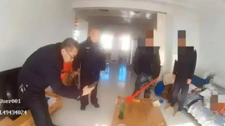 Un niño de 10 años, regañado por su padre por no terminar los deberes, lo denuncia diciendo que esconde drogas en casa