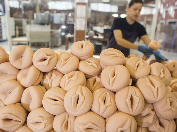 Condenan a dos directivos de una empresa de juguetes eróticos por quedarse 7.400 vaginas artificiales para uso personal.