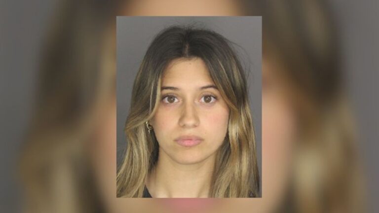 Detenida una trabajadora de un colegio acusada de enviar fotos íntimas a un menor... 1 Detenida Una Trabajadora De Un Colegio Acusada De Enviar Fotos Intimas A Un Menor