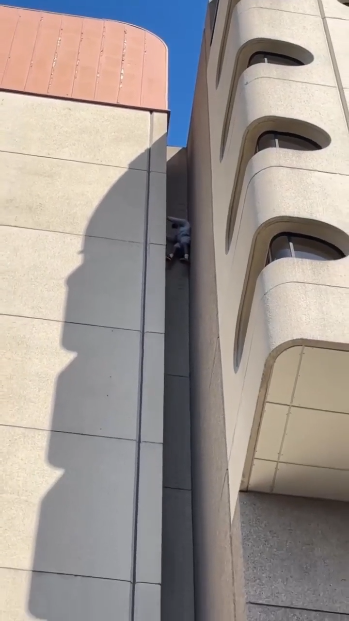 Aqui Les Traigo Un Pase Vip Al Infierno