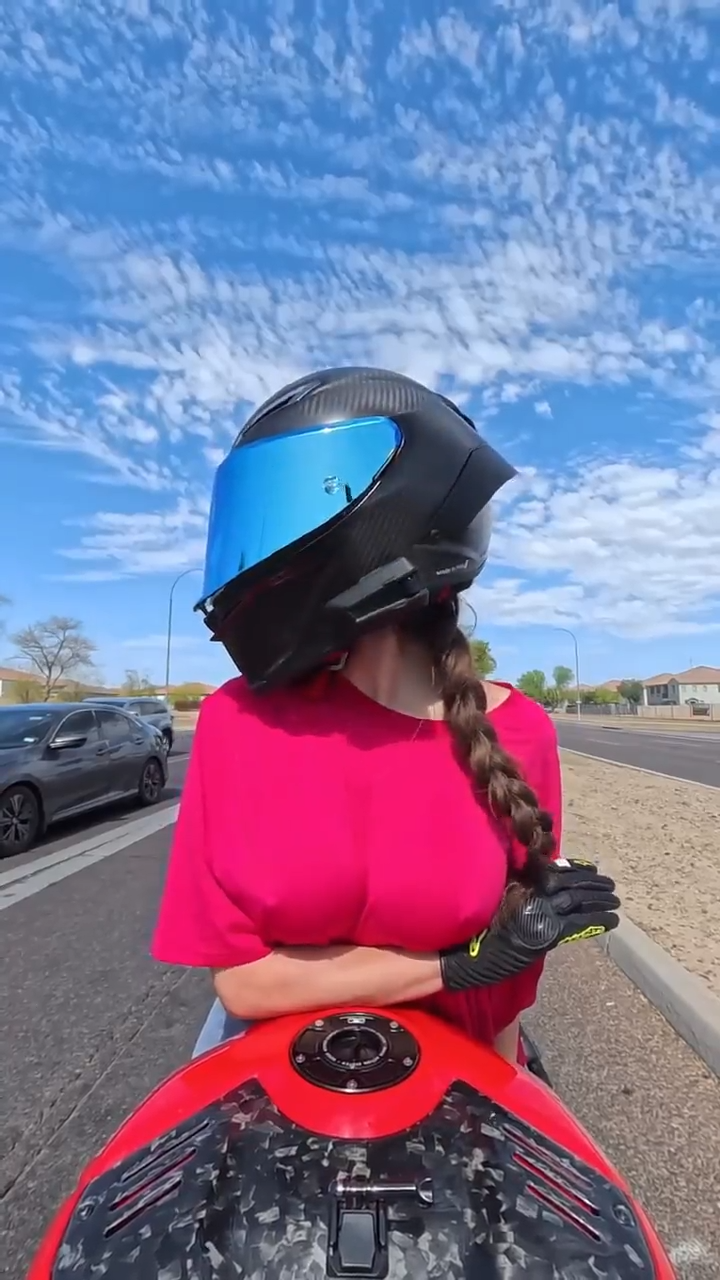 Ella Es Senya Hardin Y No Le Gusta La Calors