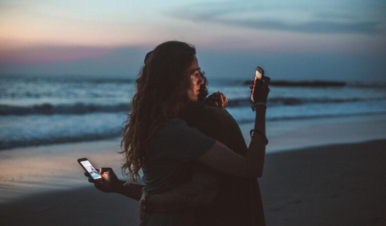 Los humanos nos estamos enamorando de IAs y no son casos aislados: ya se cuentan por miles...