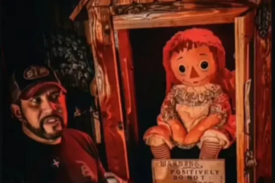Muere el investigador paranormal Dan Rivera mientras realizaba una gira con la muñeca Annabelle. 11 Muere El Investigador Paranormal Dan Rivera Mientras Realizaba Una Gira Con La Muneca Annabelle