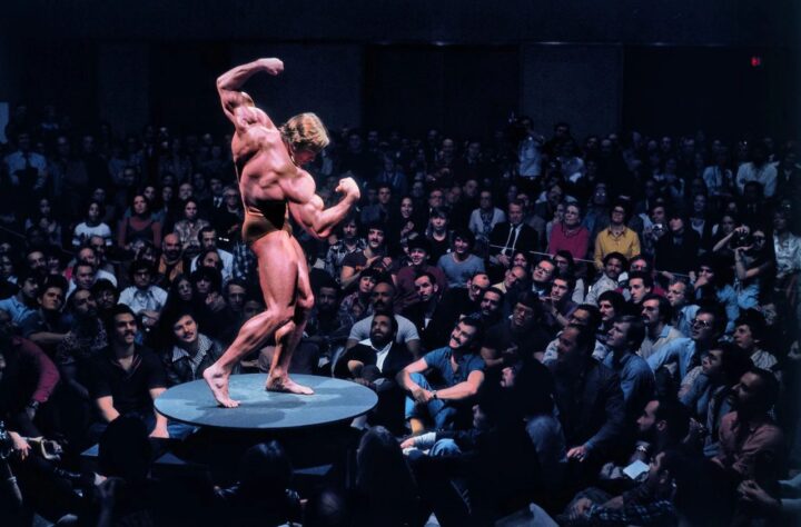 arnold schwarzenegger posando en 1976