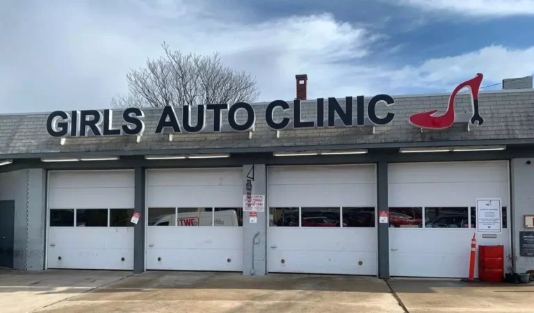 Girls Auto Clinic, el primer taller gestionado solo por mujeres mecánicas...