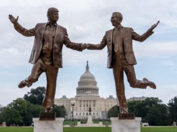 mejores amigos aparece estatua de trump y epstein frente al capitolio en washington