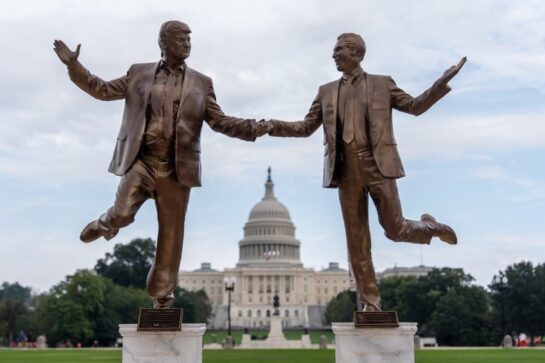 “Mejores amigos”: Aparece estatua de Trump y Epstein frente al Capitolio en Washington 6 mejores amigos aparece estatua de trump y epstein frente al capitolio en washington