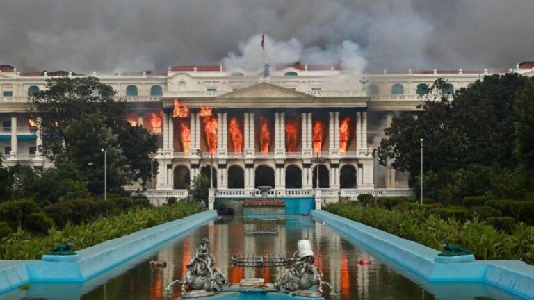 ¿que Pasa En Nepal Queman Viva A Esposa De Ex Primer Ministro Y Arrastran A Politicos En La Calle