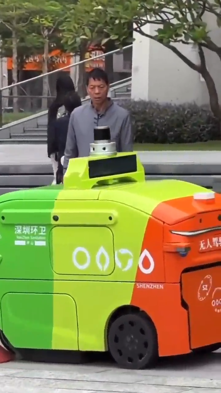 Contemplando a su sustituto inminente. 1 videoframe 1749