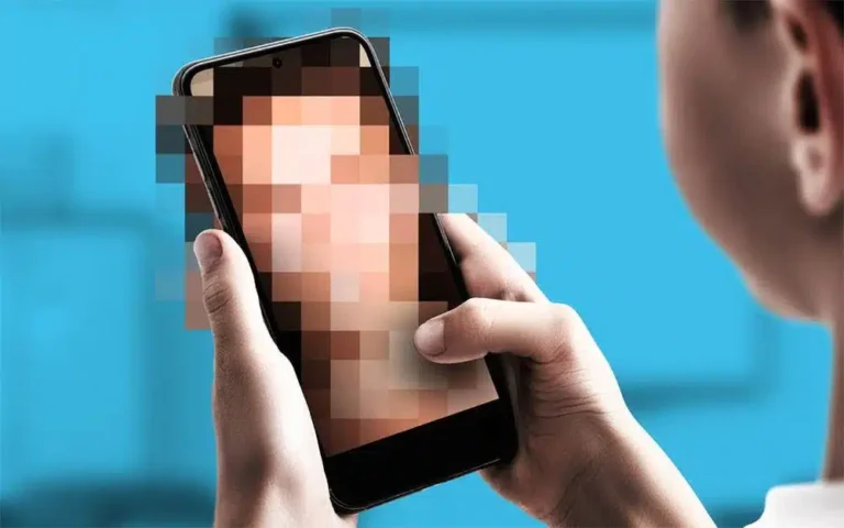 Pornhub pierde el 77% de sus visitantes de Reino Unido desde que el país obliga a mostrar un documento de identidad para demostrar que son mayores de 18 años. 1 Censura pornografia movil nino.jpg