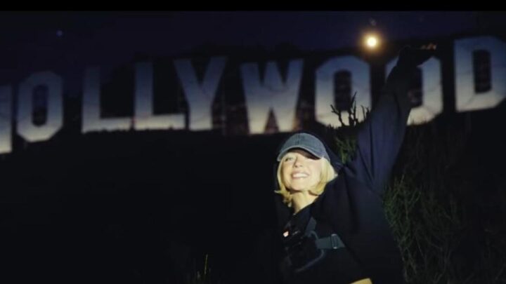 Sydney Sweeney vandaliza el cartel de Hollywood con ropa interior sucia y sudada, que rico! 4 6978c119355f11