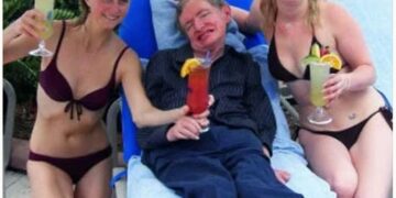 El profesor Stephen Hawking aparece en una foto entre dos mujeres en bikini en los archivos del caso Epstein. 1 Captura de Pantalla 2026 02 26 a las 15.34.31