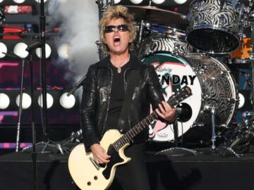 green day super bowl 020826 3 0944a6e4b0214a03932b4e9f8cb700e1