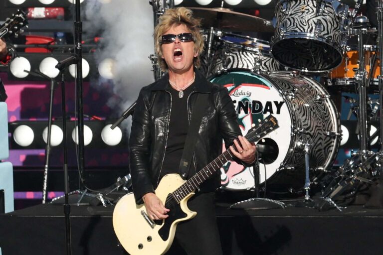 green day super bowl 020826 3 0944a6e4b0214a03932b4e9f8cb700e1