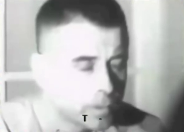 Un piloto de la Marina de los Estados Unidos parpadeó la palabra «TORTURA» en código morse.... 1 videoframe 2227