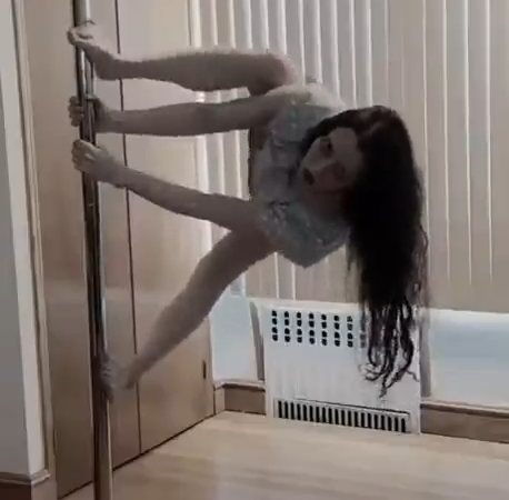 La chica del aro haciendo tubo!!