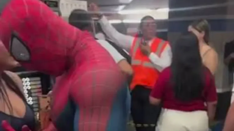 Suspenden la proyección de la nueva entrega de 'Spider-Man' por el olor a pedo en el cine. 1 6a72efbc565d48 664723901